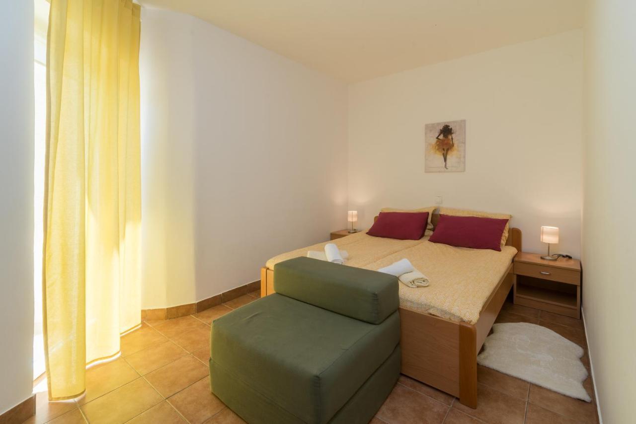 קרק Apartments Bogdanic Krk I מראה חיצוני תמונה