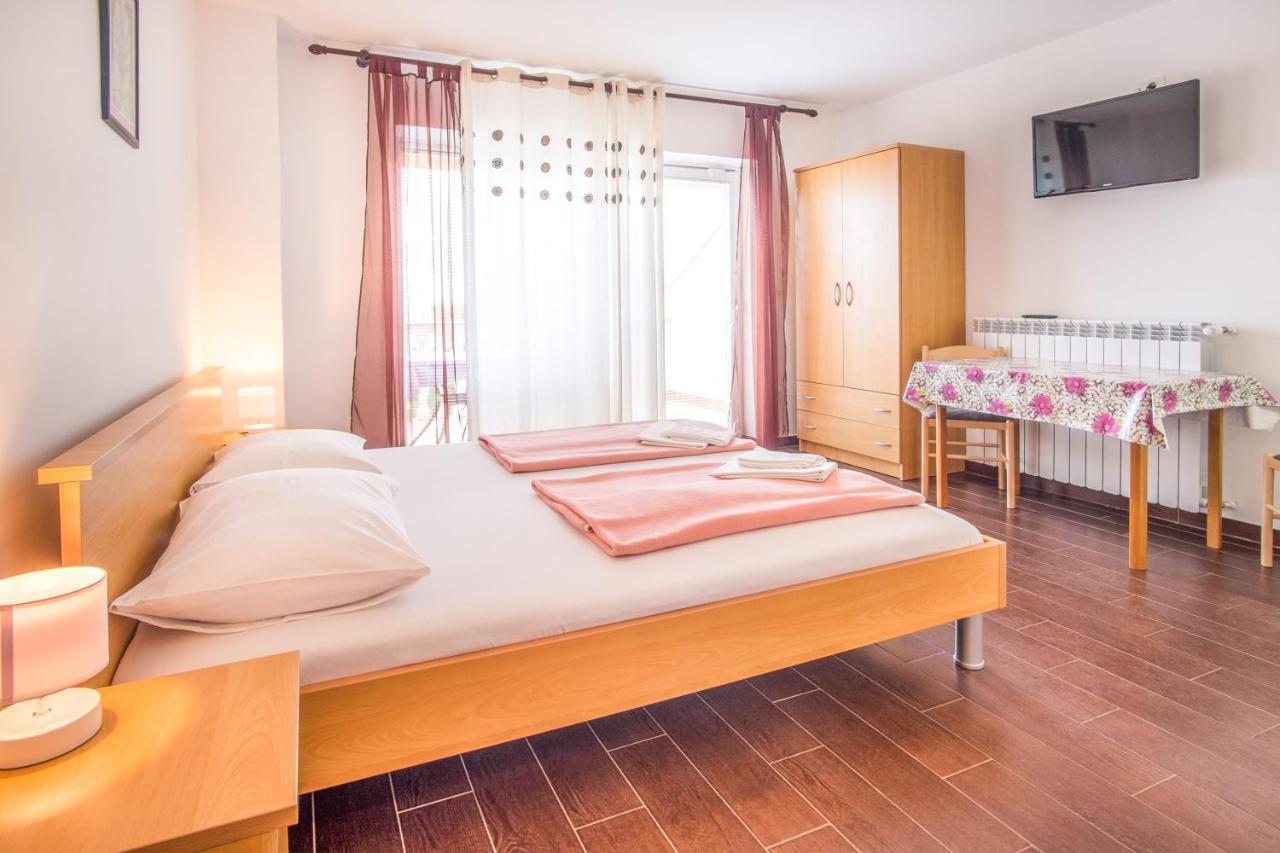 קרק Apartments Bogdanic Krk I מראה חיצוני תמונה