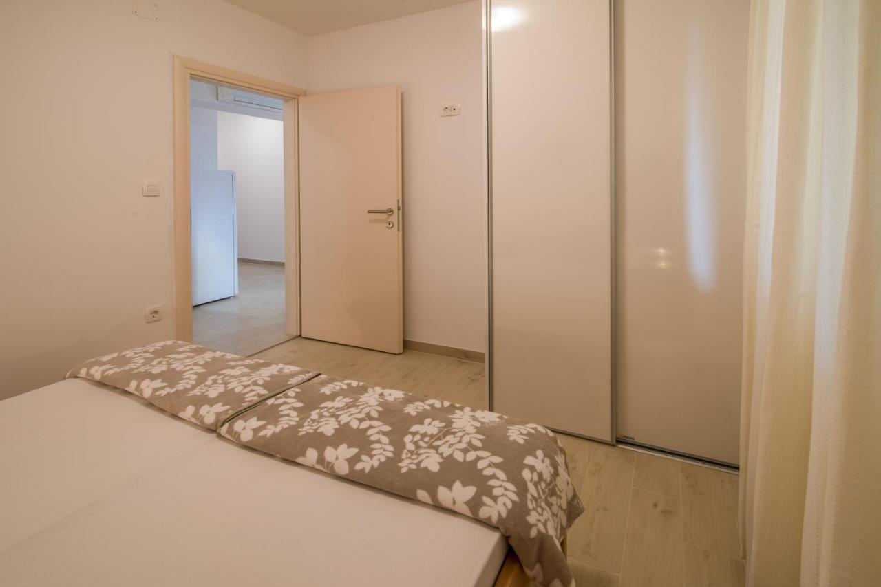 קרק Apartments Bogdanic Krk I מראה חיצוני תמונה
