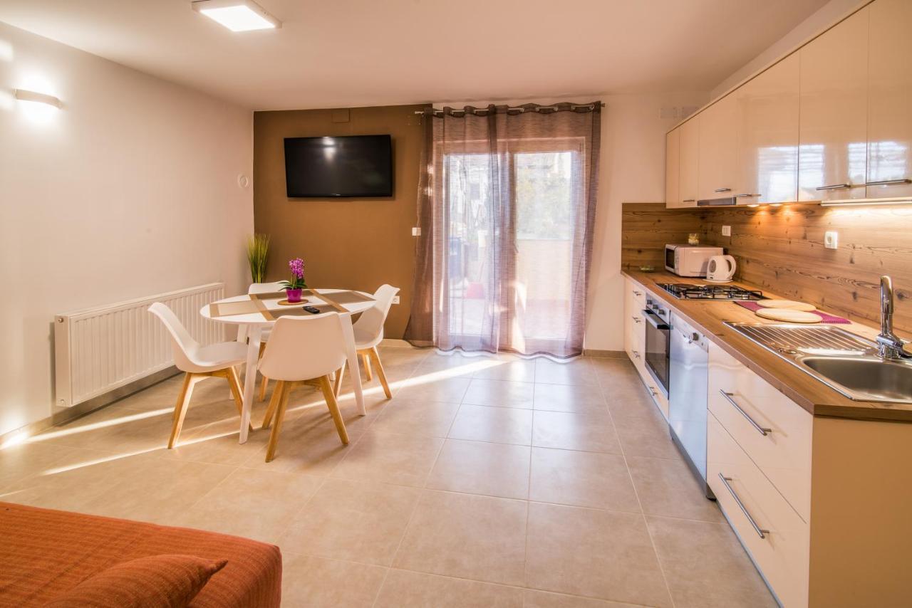 קרק Apartments Bogdanic Krk I מראה חיצוני תמונה
