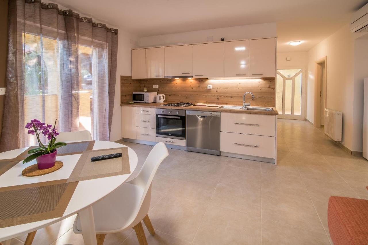 קרק Apartments Bogdanic Krk I מראה חיצוני תמונה