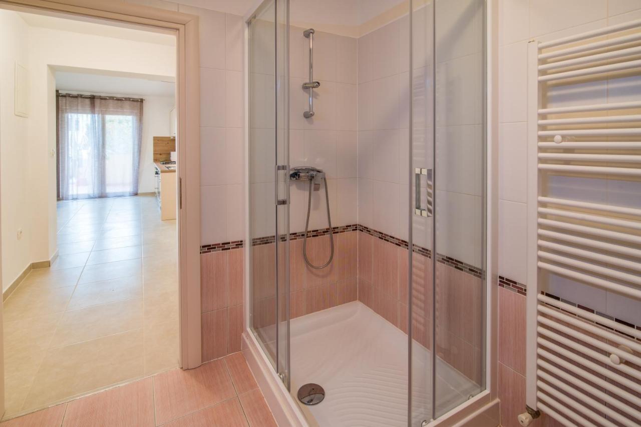 קרק Apartments Bogdanic Krk I מראה חיצוני תמונה